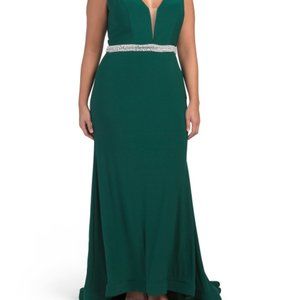 MACDUGGAL Plus V-neck Gown